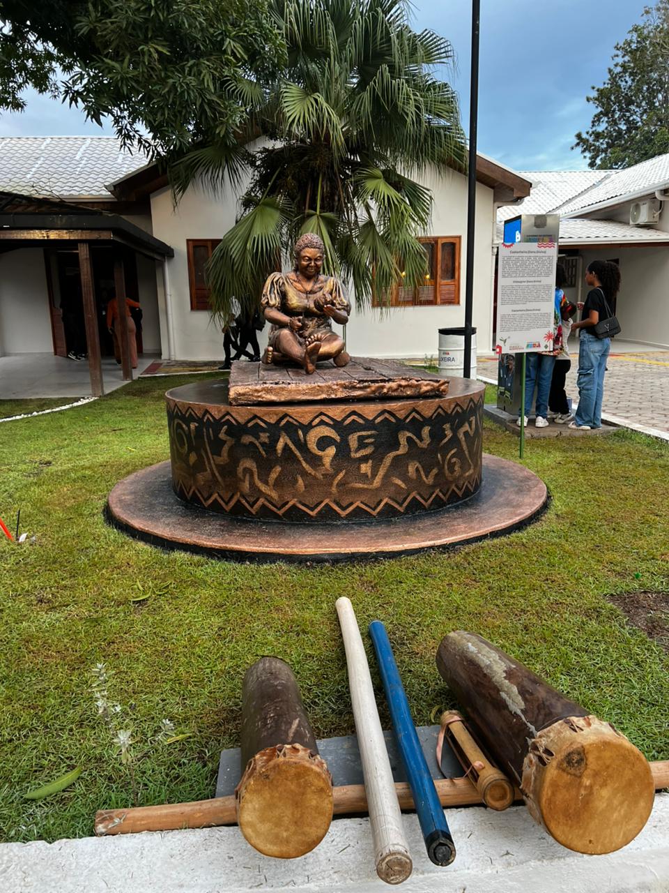 JUNTO A IMAGEM DE DONA DIVINA UNIU-SE OS TAMBORES, MILHEIROS E REC-REC, SIMBOLOS E INSTRUMENTOS UTILIZADOS NO BATUQUE 